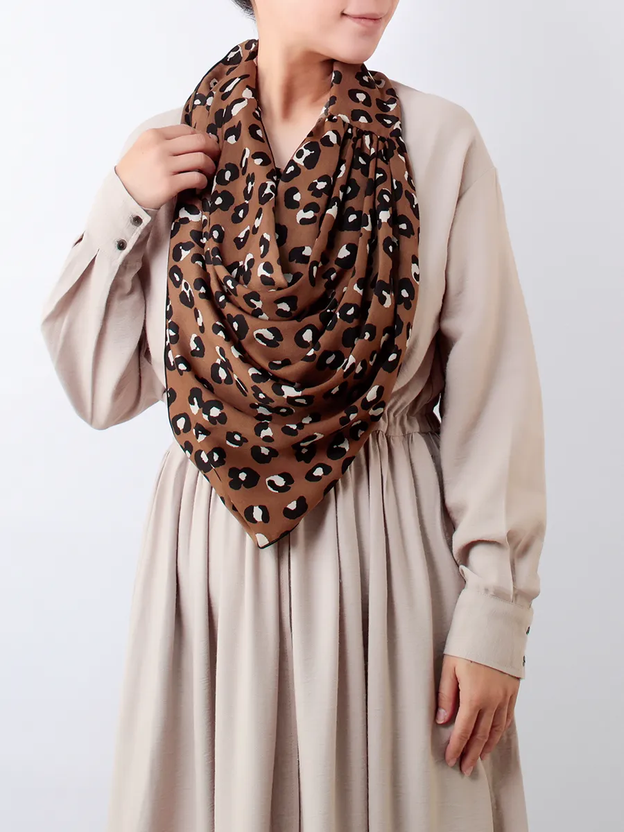 やさしく体にフィットするドレープデザインのエプロンストール