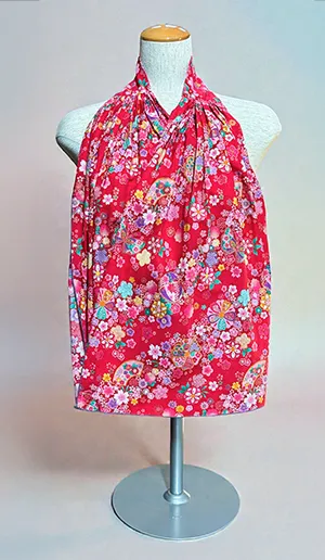 和の雰囲気を楽しめる首かけタイプの和柄エプロン